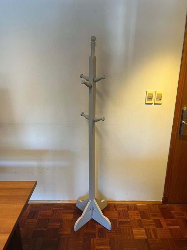 Perchero de madera para guardar ropa - imagen 1