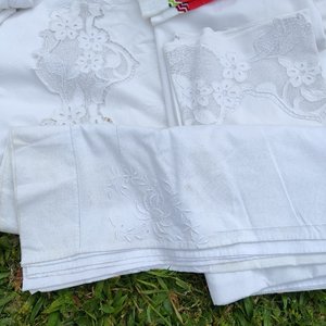 Lote de Textiles para el Hogar: Almohadones, Manteles, Sábanas y Toallas Bordadas - imagen 4