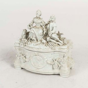 Lote siguiente: Cofre de Porcelana Biscuit con Figuras y Avería