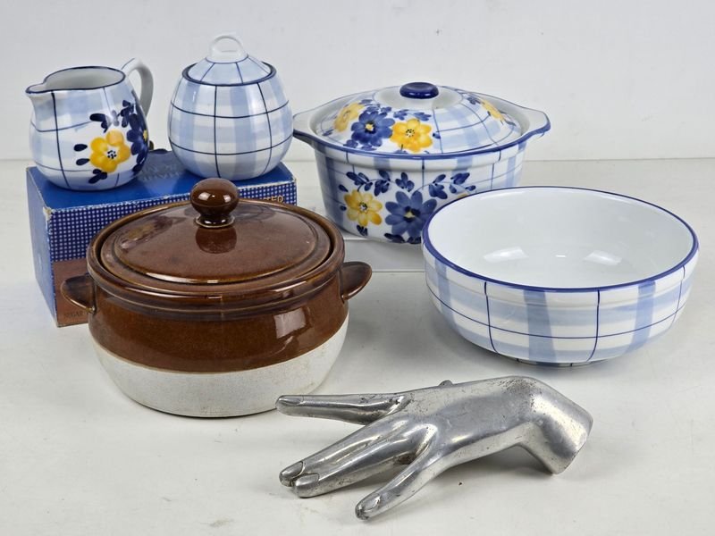 Set de Vajilla de Cerámica: Fuente con Tapa, Jarra, Azucarera, Bol y Cazuela