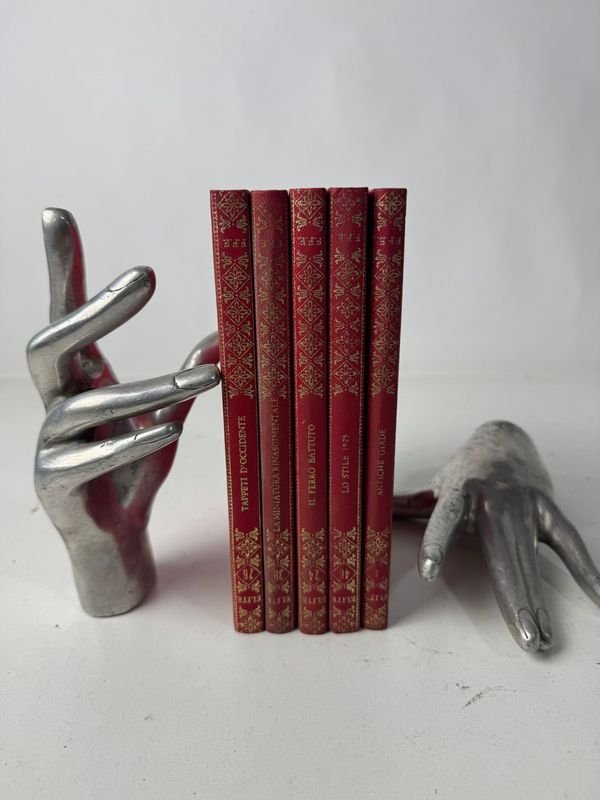 Lote siguiente: Colección de libros en rojo con temas históricos y artísticos