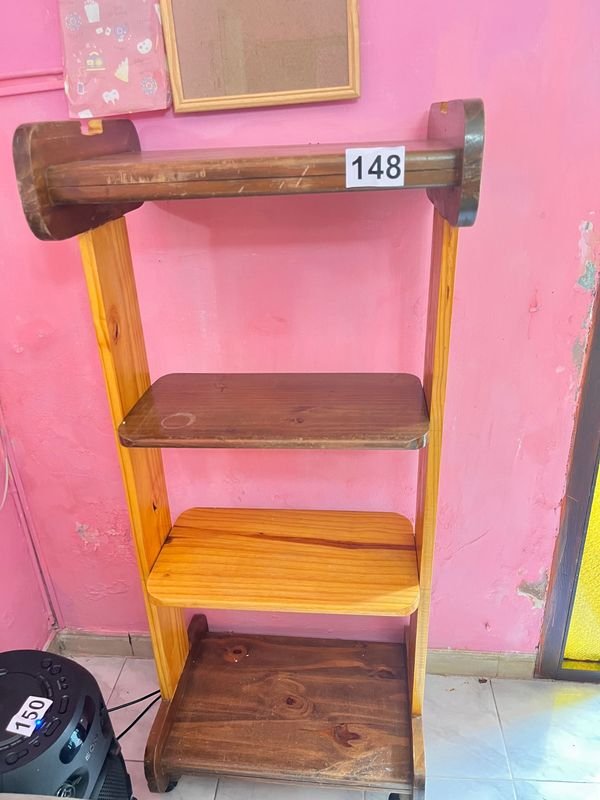 Estantería de madera de cuatro niveles