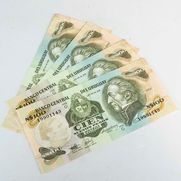 4 Billetes Uruguayos de $100 Nuevos Pesos con Numeración Correlativa - imagen 1