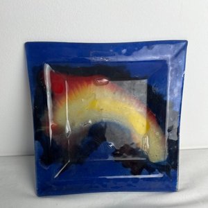 Lote siguiente: Centro de Mesa Cuadrado de Vidrio Pintado con Diseño Abstracto