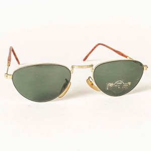 Lote siguiente: Lentes de Sol Estilo Vintage con Lentes Verdes