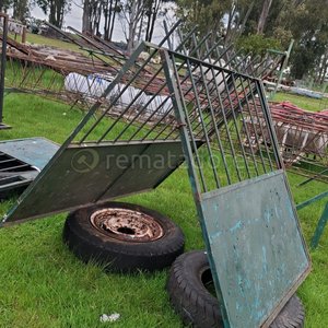 Lote anterior: Portón Metálico Verde con Ruedas y Estructuras
