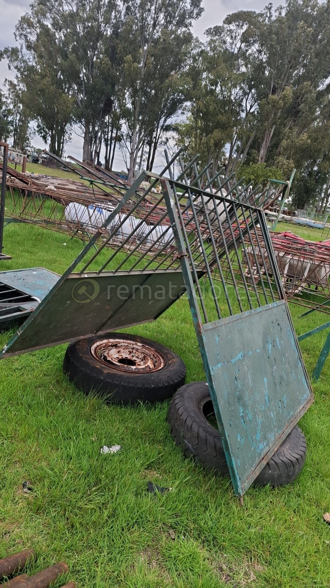 Portón Metálico Verde con Ruedas y Estructuras
