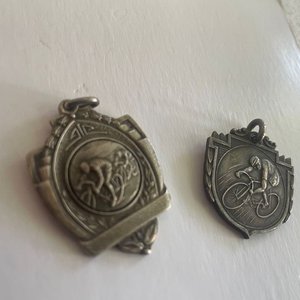 Lote de 2 Medallas Plateadas: Ciclismo y Turismo Colonia 1950 - imagen 4