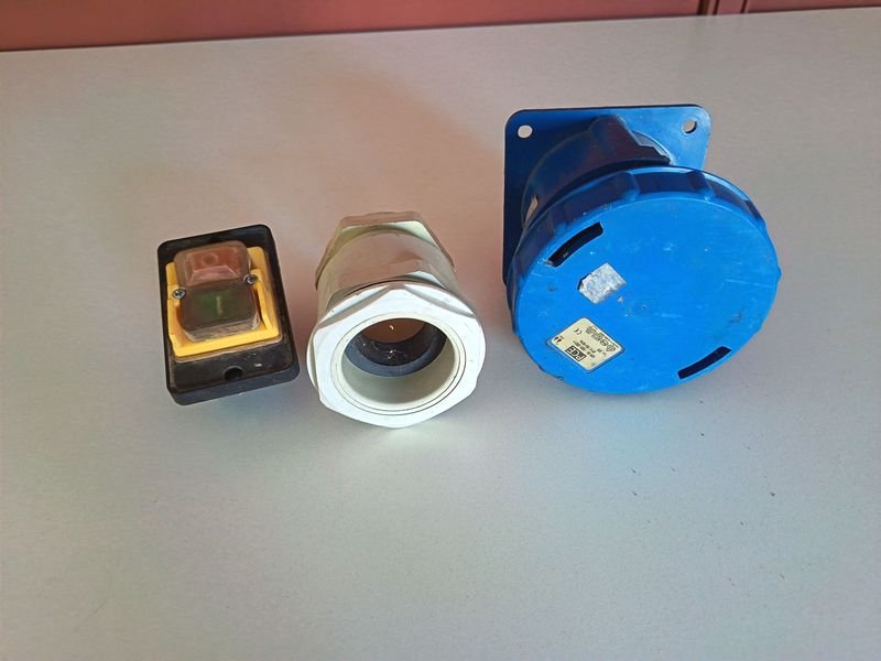 Conectores Industriales y Pulsador Encendido/Apagado