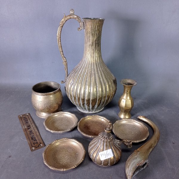 Lote de Artículos de Bronce: Jarra, Tetera Desoldada, Apoyavasos y Más - imagen 1