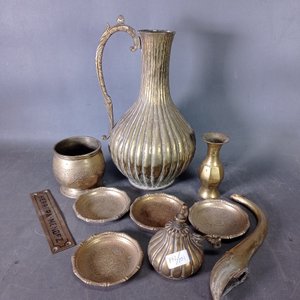 Lote de Artículos de Bronce: Jarra, Tetera Desoldada, Apoyavasos y Más - imagen 1