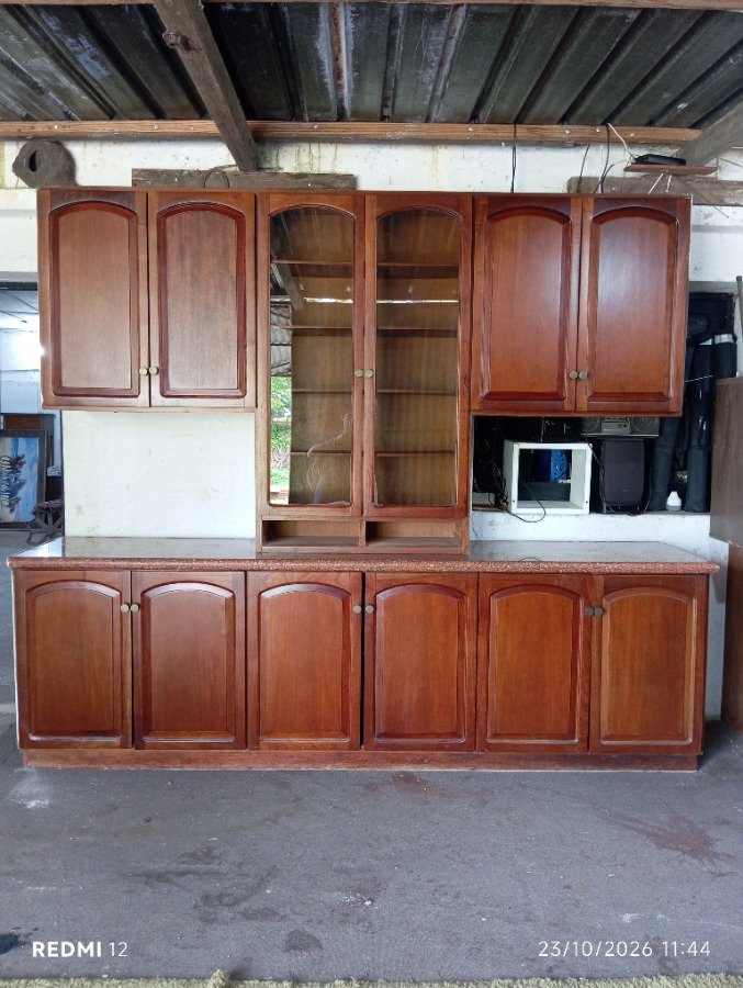 Amoblamiento de Cocina en Cedro: Bajo Mesada con Granito y Placard Colgante