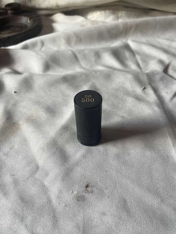 Lote anterior: Porta monedas de bronce y cuero para 20 pesos