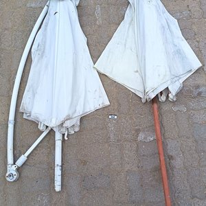 Lote anterior: Sombrilla lateral de pie brazo curvo soporte principal sin base / Sombrilla tradicional de eje central con mástil de madera – Las Dos con Detalles