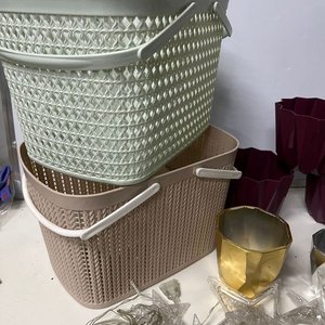 Lote de 9 Piezas: 2 Canastos Plásticos, 6 Macetas y Luces Estrellas - imagen 4