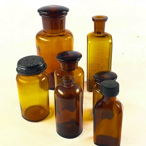 Lote siguiente: Lote de 7 Frascos Farmacéuticos Antiguos de Vidrio Ámbar