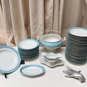 Juego de Porcelana Isabelina con Platos, Salsera y Cuenco - imagen 1