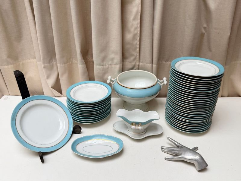 Juego de Porcelana Isabelina con Platos, Salsera y Cuenco