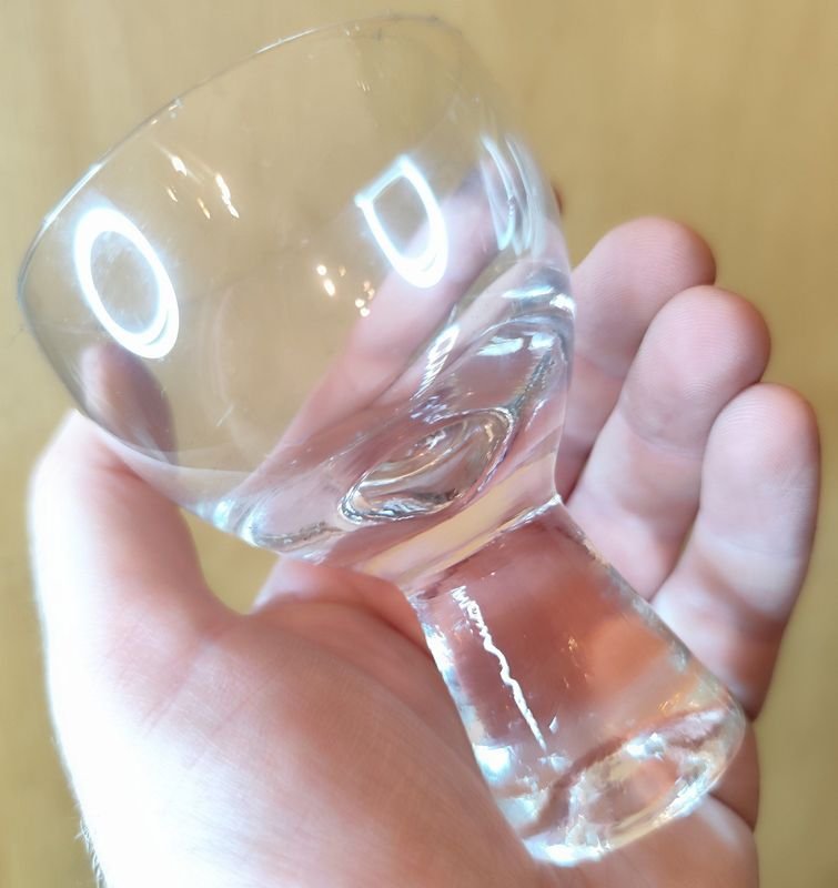 Colección de vasos de cristal claro con formas únicas - imagen 5