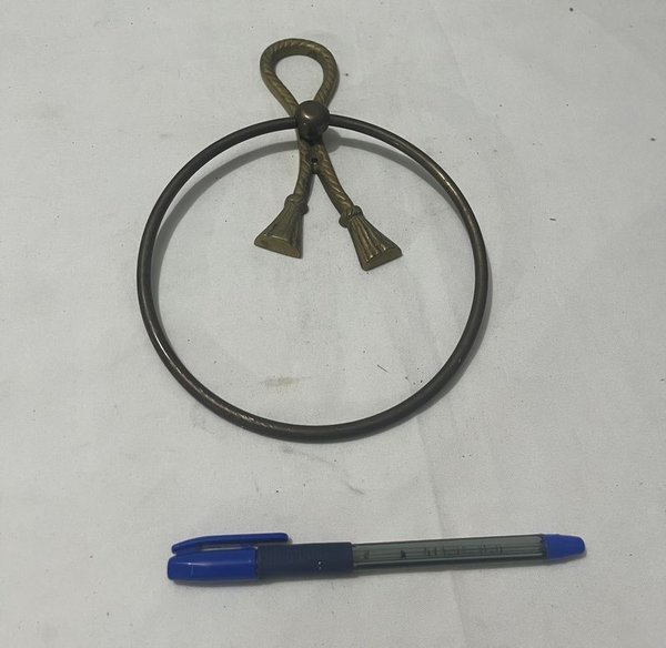 Toallero de bronce con diseño circular y detalles en forma de flecha - imagen 1