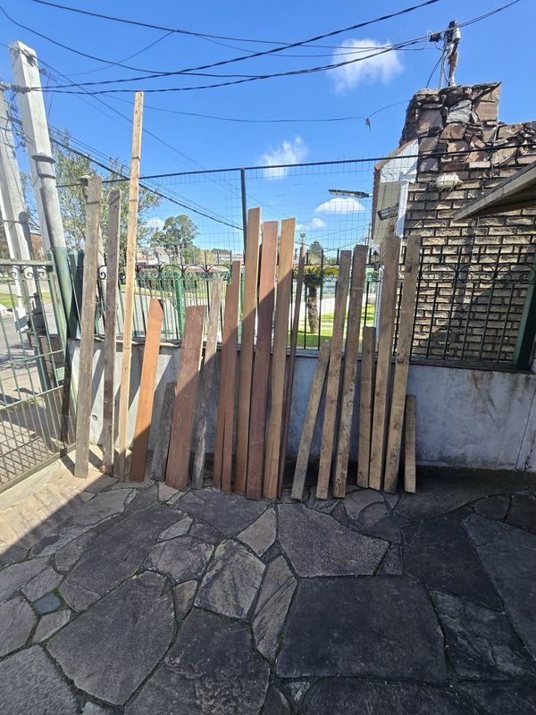 Lote de Maderas Varias: Postes y Tablas de Calidad