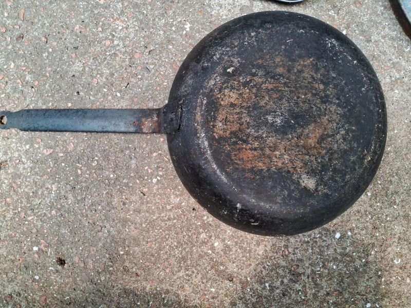 Sarten con mango en metal, condición pobre - imagen 2
