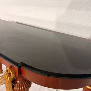 Consola Estilo Francés con Tapa de Mármol Negro y Mascarón de León Dorado - imagen 3