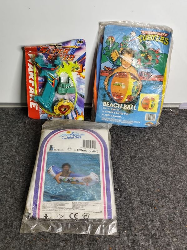 Lote de 3 Juguetes Inflables y Lanzador: Pelota Tortugas Ninja y Flotador Intex