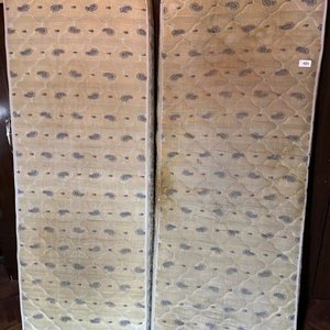 Lote siguiente: Dos Colchones de Una Plaza con Estampado Paisley