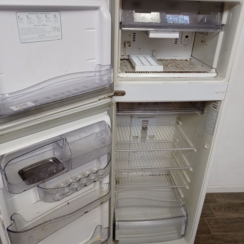 Heladera con freezer marca Consul en buen estado - imagen 3