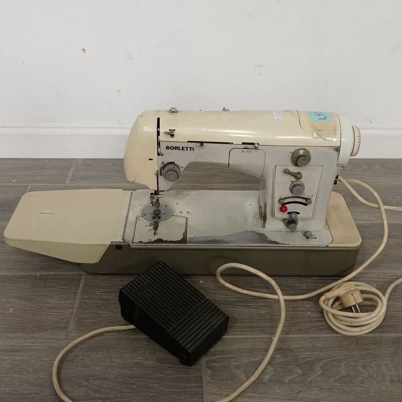 Lote siguiente: Maquina de coser Borletti en buen estado