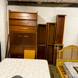 Lote anterior: Mueble de madera con cajones y puertas, y cama de una plaza