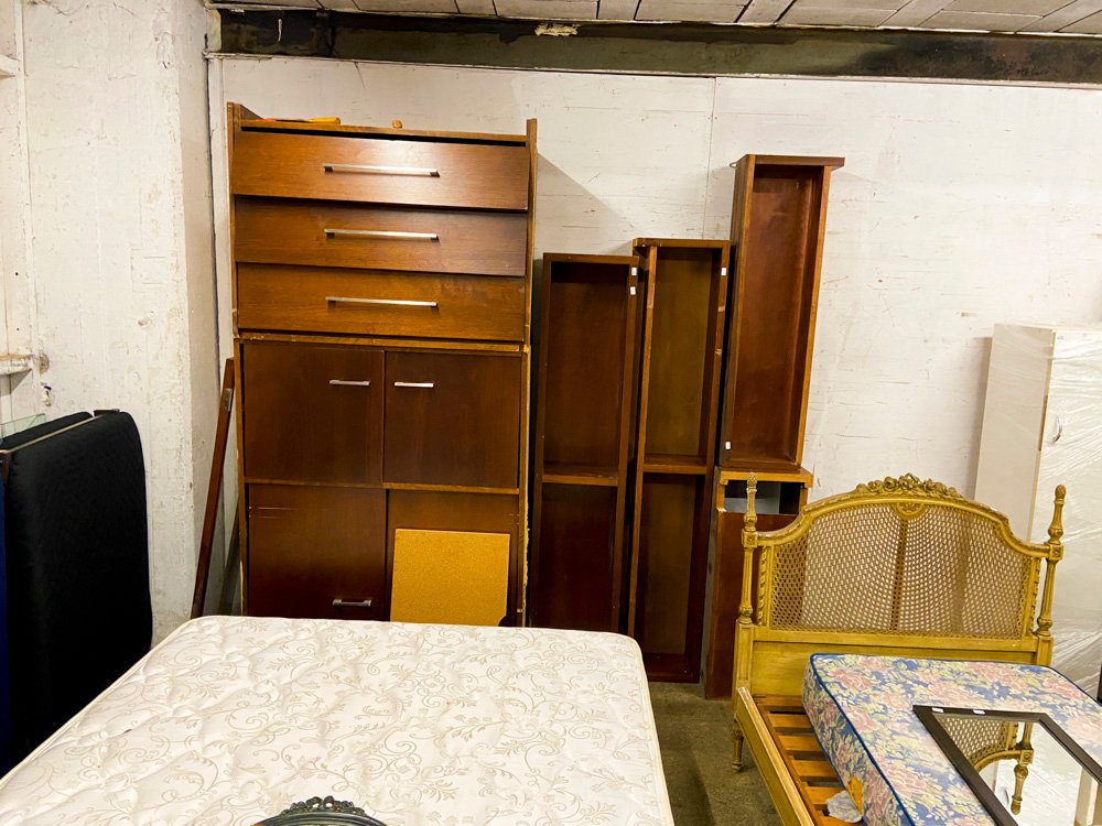 Mueble de madera con cajones y puertas, y cama de una plaza