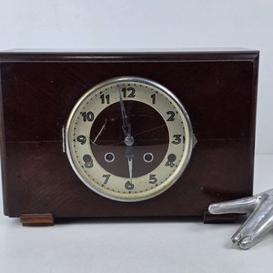 Lote anterior: Antiguo Reloj de Mesa Mecánico con Caja de Madera Oscura