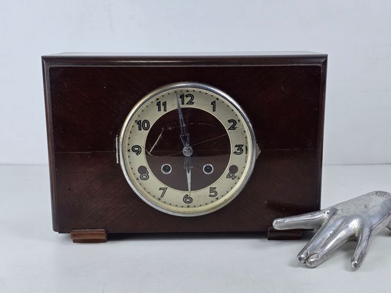 Antiguo Reloj de Mesa Mecánico con Caja de Madera Oscura