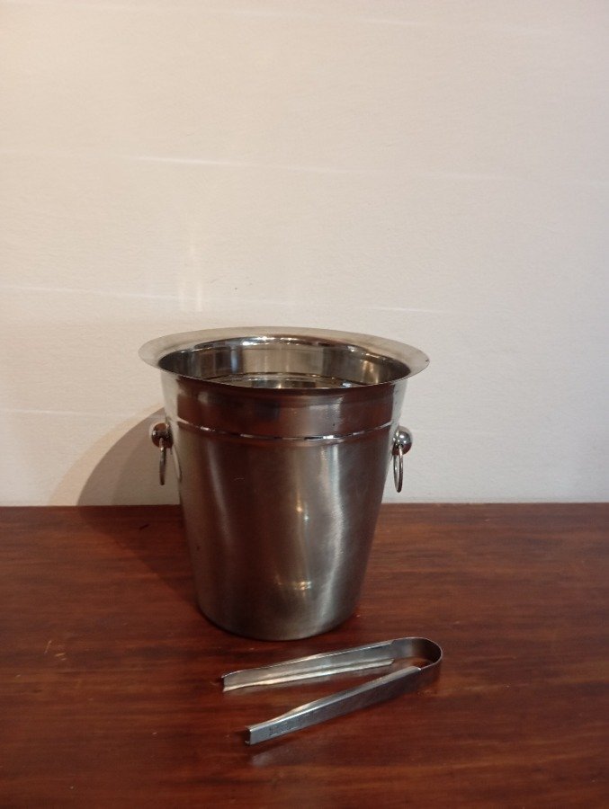 Lote siguiente: Hielera de gran porte y pinza en metal