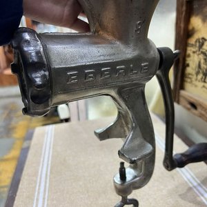 Picadora de Carne Antigua Manual Marca Eagle con Manivela de Madera - imagen 3