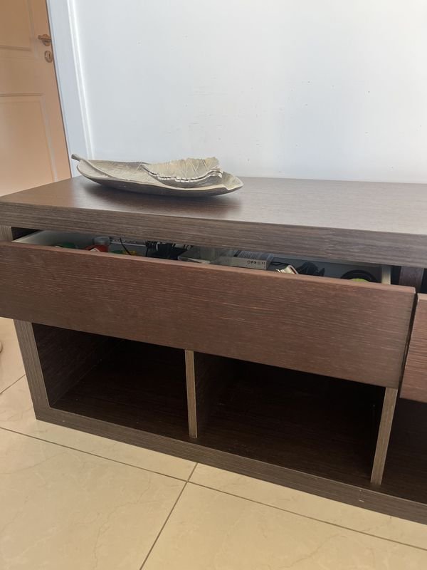 Cómoda de madera enchapada wengue con decoración - imagen 5