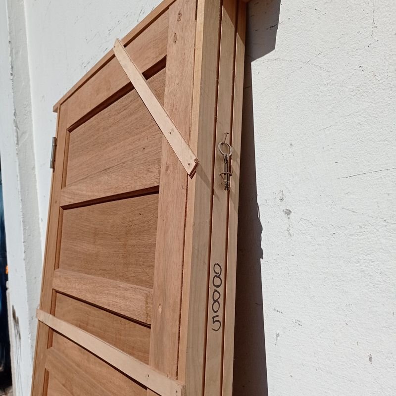 Puerta exterior de madera con cerradura y llaves - imagen 6