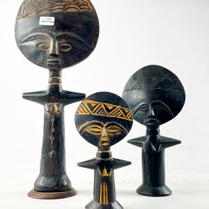 Lote de Tres Figuras Africanas de Madera Tallada - imagen 2
