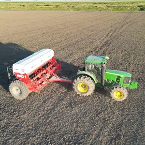 Sembradora Kuun con Tractor John Deere - imagen 2