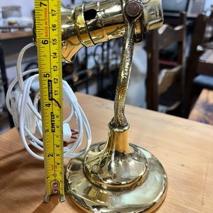 Lámpara de Escritorio de Bronce con Brazo Curvo y Base Circular - imagen 2