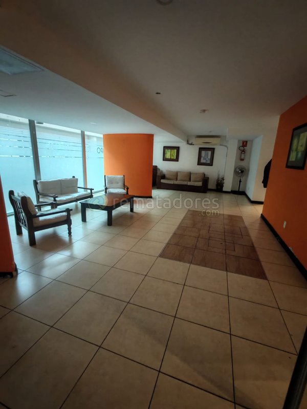 Sala de espera con sillones y mesa ratona
