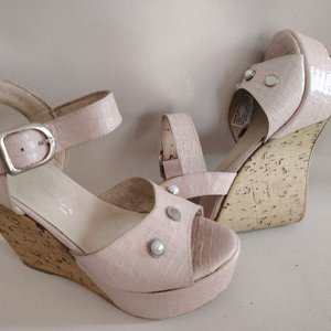 Lote anterior: Sandalias Rosadas con Plataforma y Perlas - Talle 37
