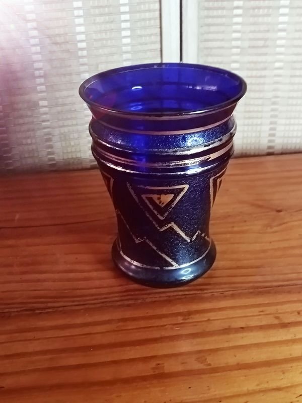 Jarrón de cristal azul cobalto con detalles dorados - imagen 6