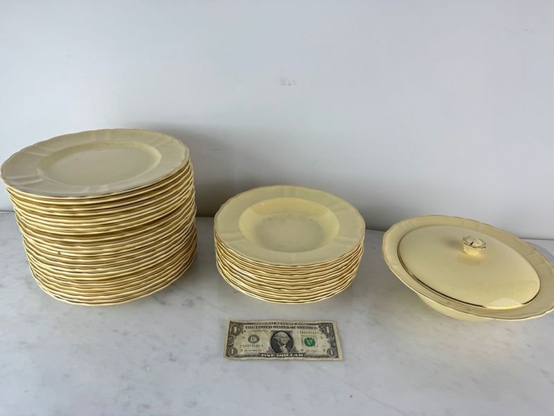 Lote siguiente: Platos y sopera en loza inglesa de Bovey Pottery