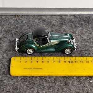 Réplica de Coche Clásico Verde Metálico con Puertas Abatibles - imagen 2