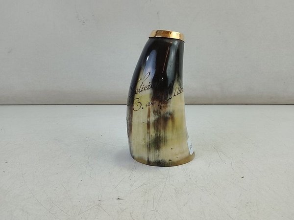Vaso o Mate Criollo en Guampa Pulida con Grabado y Virola Dorada