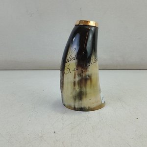 Vaso o Mate Criollo en Guampa Pulida con Grabado y Virola Dorada - imagen 1