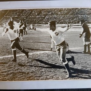 Fotografía Autografiada Luis Artime Celebrando Gol con Nacional (c. 1971) - imagen 1